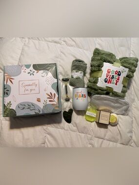 Spa Gift Box with Green Cozy Accessories